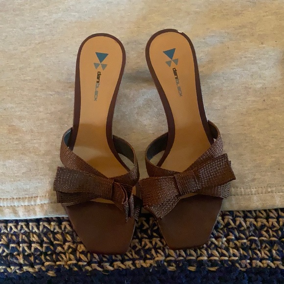 Lightly worn brown kitten heals - Picture 1 of 2